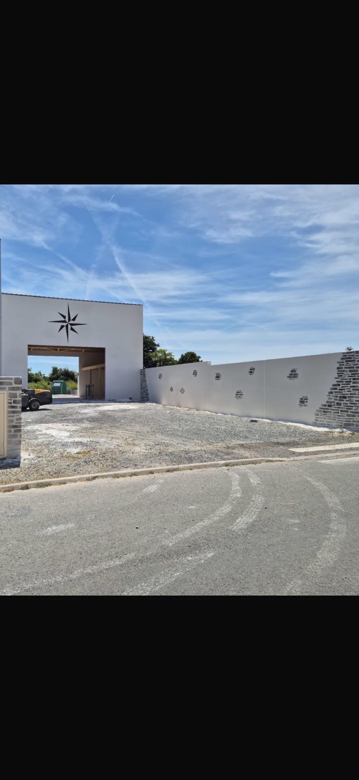 Façade après finition fausse pierre et enduit gratté fin