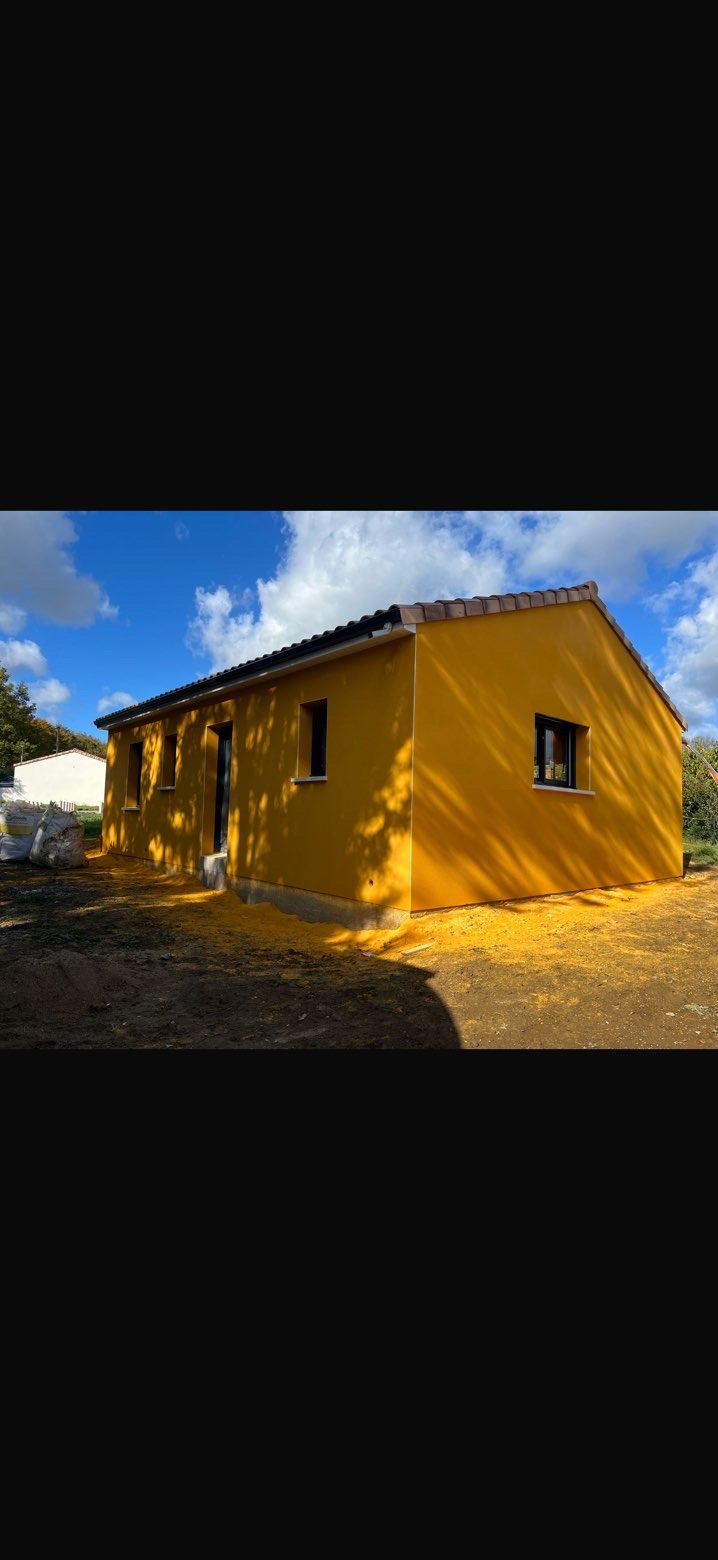 Maison avec enduit gratté fin coloré jaune près de Nantes